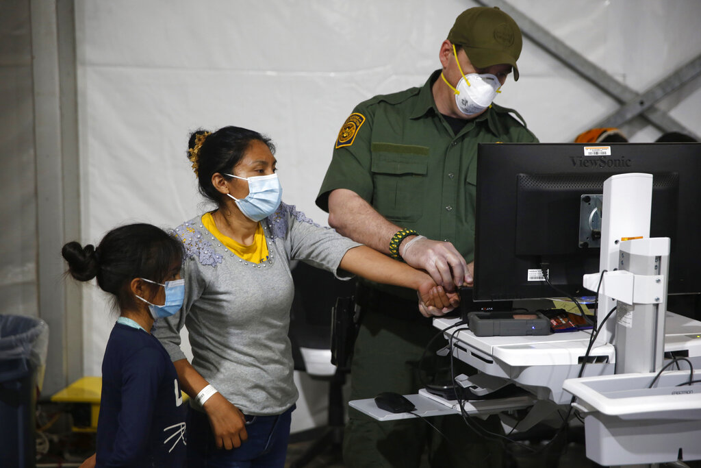 Los migrantes en Estados Unidos serán nombrados como indocumentados y no como ilegales. (AP)