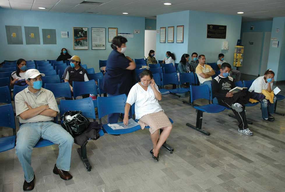 Los pacientes con enfermedades crónicas acuden a sus clínicas para reanudar sus tratamientos.
