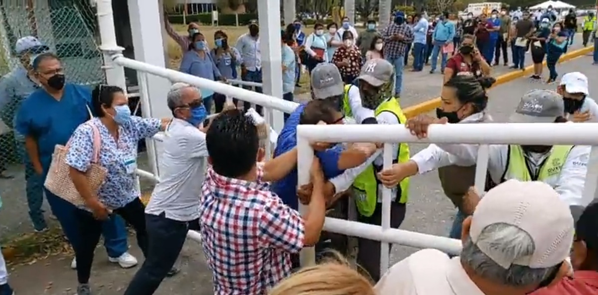 Personal de salud molestos por falta de vacuna protestaron en la UAT