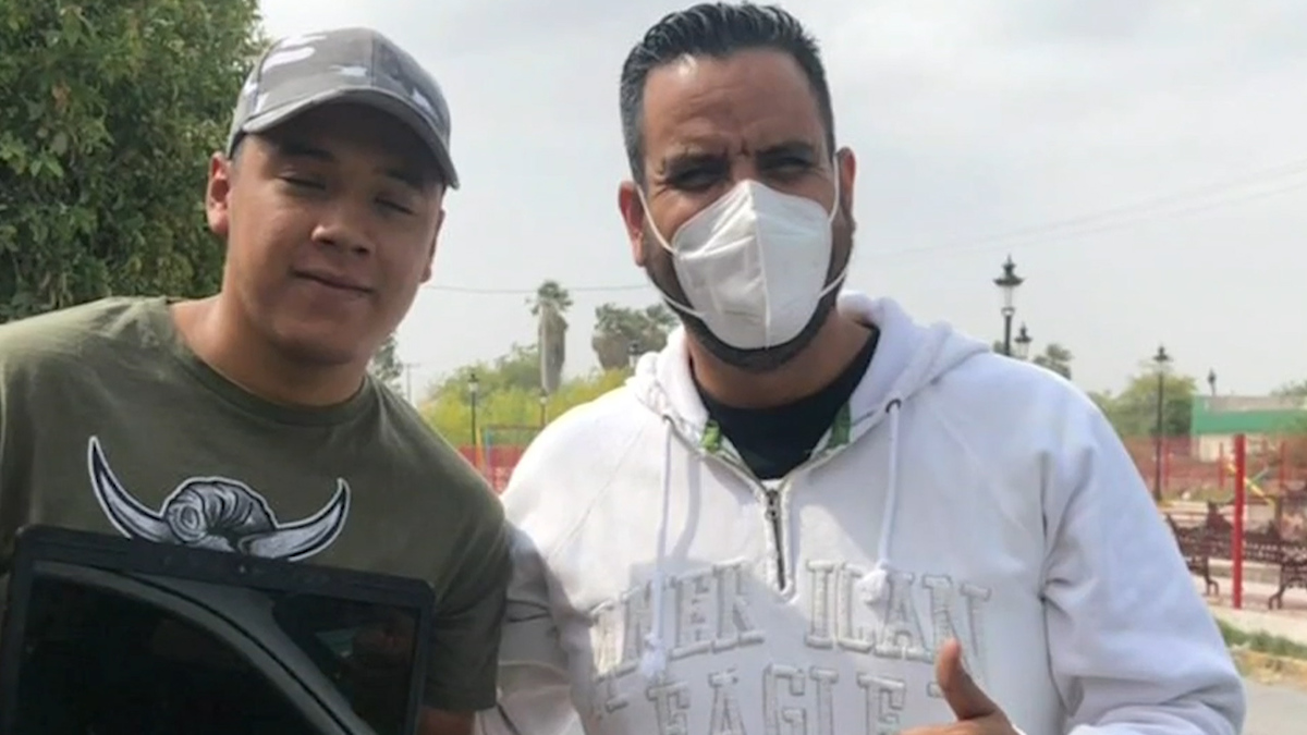 Regalan auto a profesor que daba clases con altavoces por el covid-19 en La Laguna