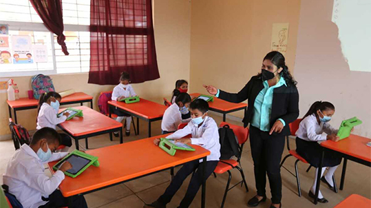 Vacuna anticovid a maestros en CdMx se aplicará sin importar lugar de residencia
