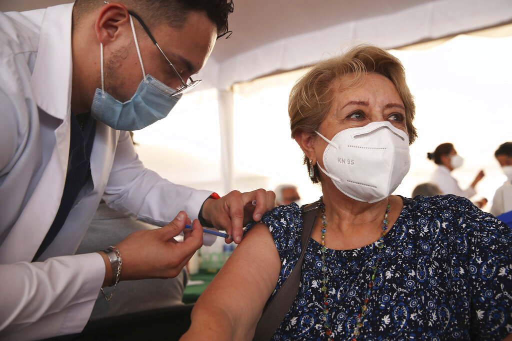 La vacunación contra covid-19 en México en adultos mayores sigue avanzando en el país. (AFP)
