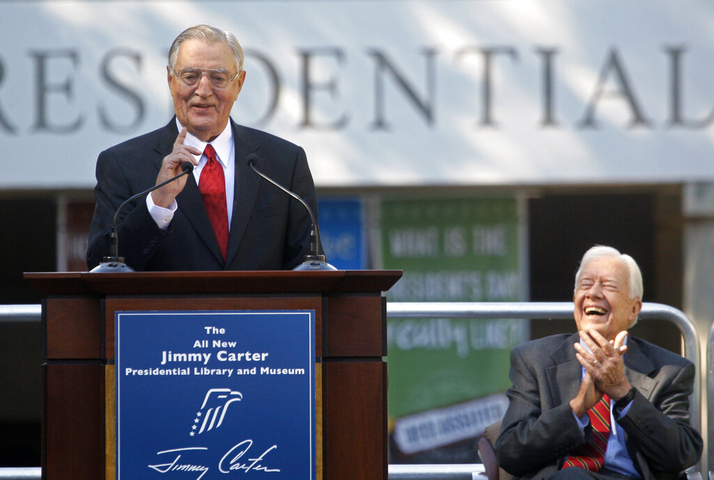 Walter Mondale (izq.) junto al ex presidente Jimmy Carter. (AP / Archivo)