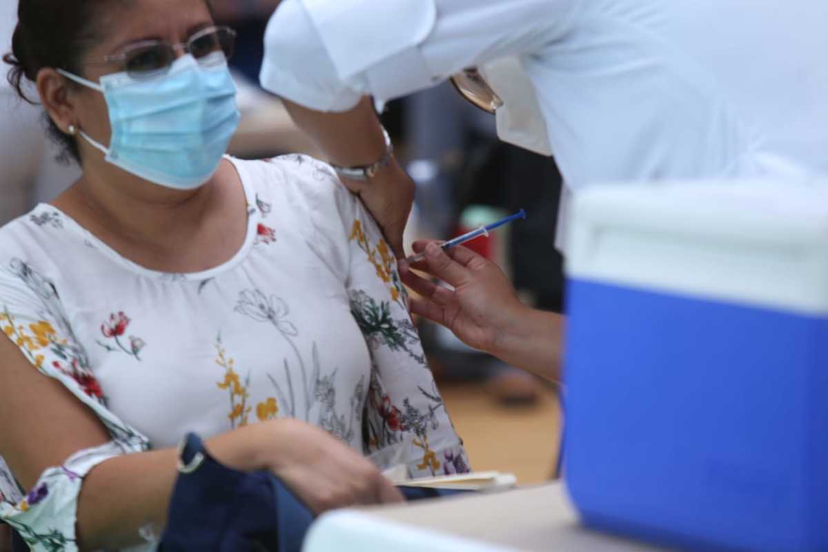 Aplicación de la vacuna CanSino en Veracruz. / Juan Carlos Bautista.