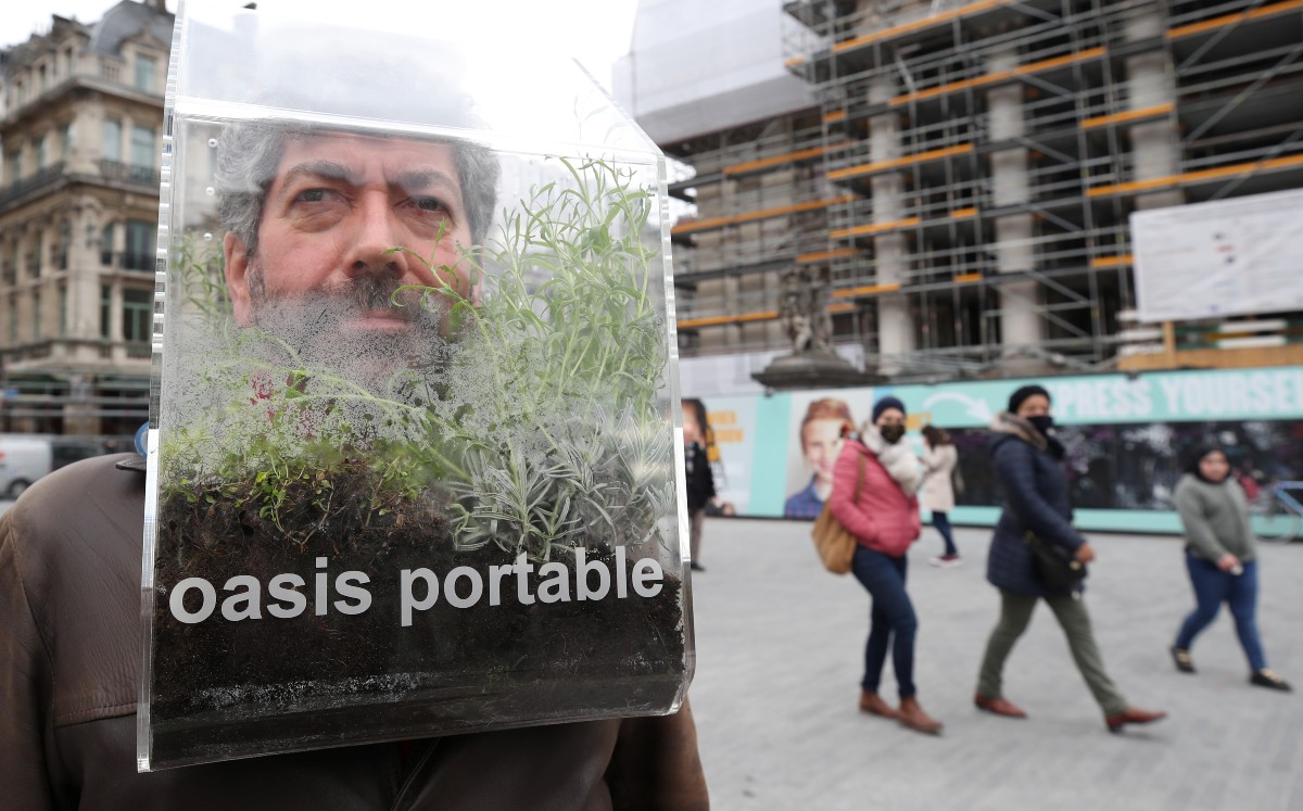 Artista usa invernadero de cristal para protegerse del covid-19 (Reuters).