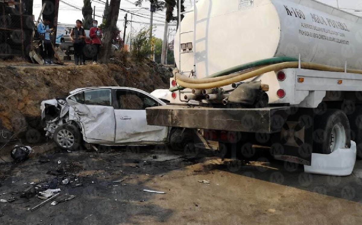 Bomberos y Protección Civil rescataron a un hombre cuyo vehículo quedo prensado luego del coche. (Jorge Becerril)