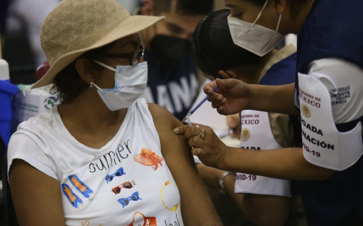 La campaña de vacunación contempla vacunar a 529 mil 989 docentes de cinco estados. (Juan Carlos Bautista)