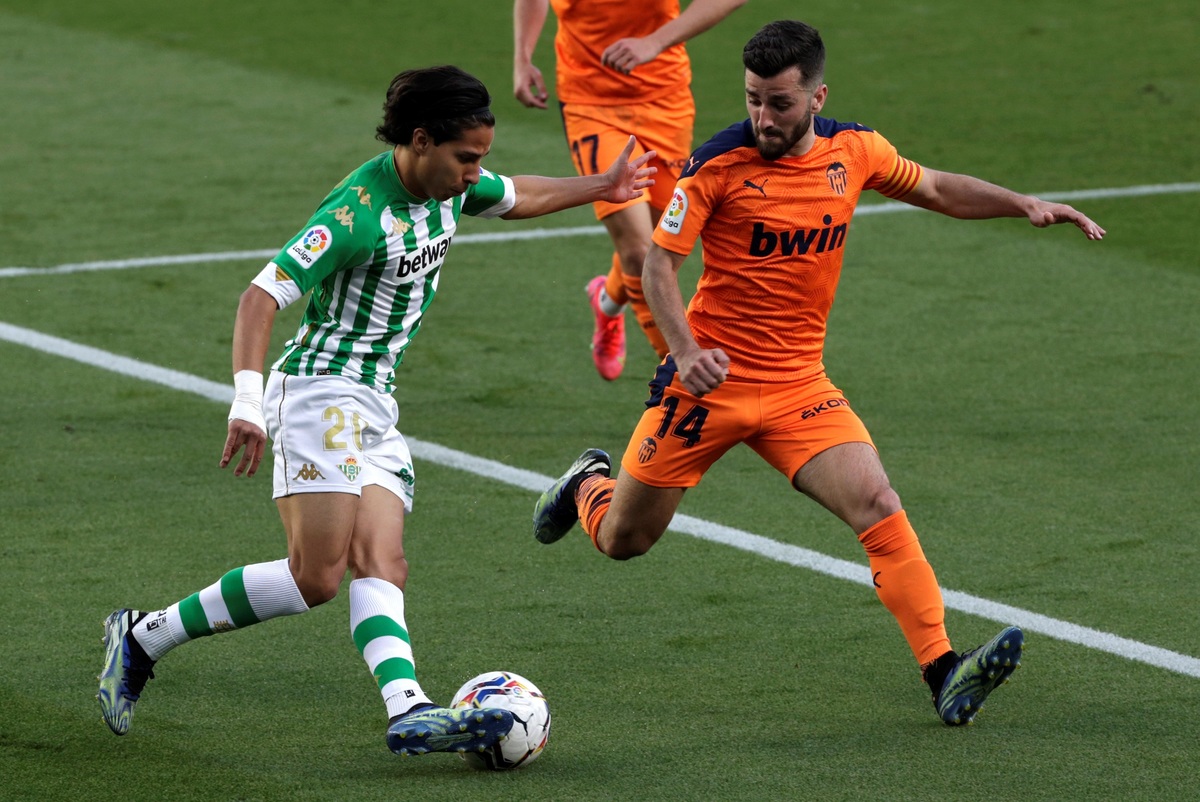 Diego Lainez durante el duelo frente al Valencia (EFE)