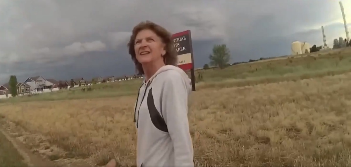 Karen Garner fue detenida por la policía de Loveland por salir de un Walmart sin pagar. (Twitter: @JohnnyAkzam)