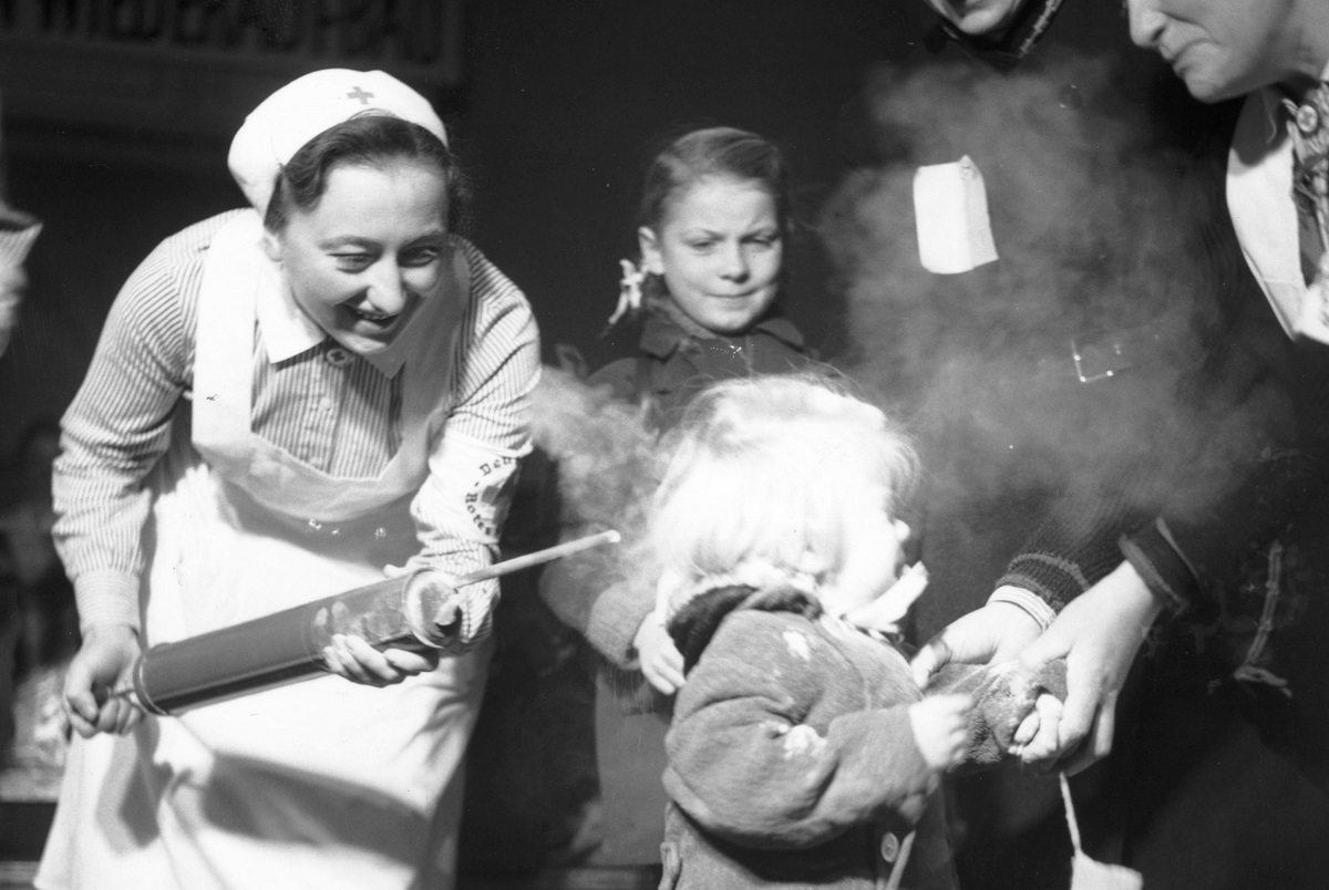 Una niña es rociada con DDT en polvo como remedio contra los piojos en 1945. El pesticida esta prohibido desde los años 70. Foto: Getty Images
