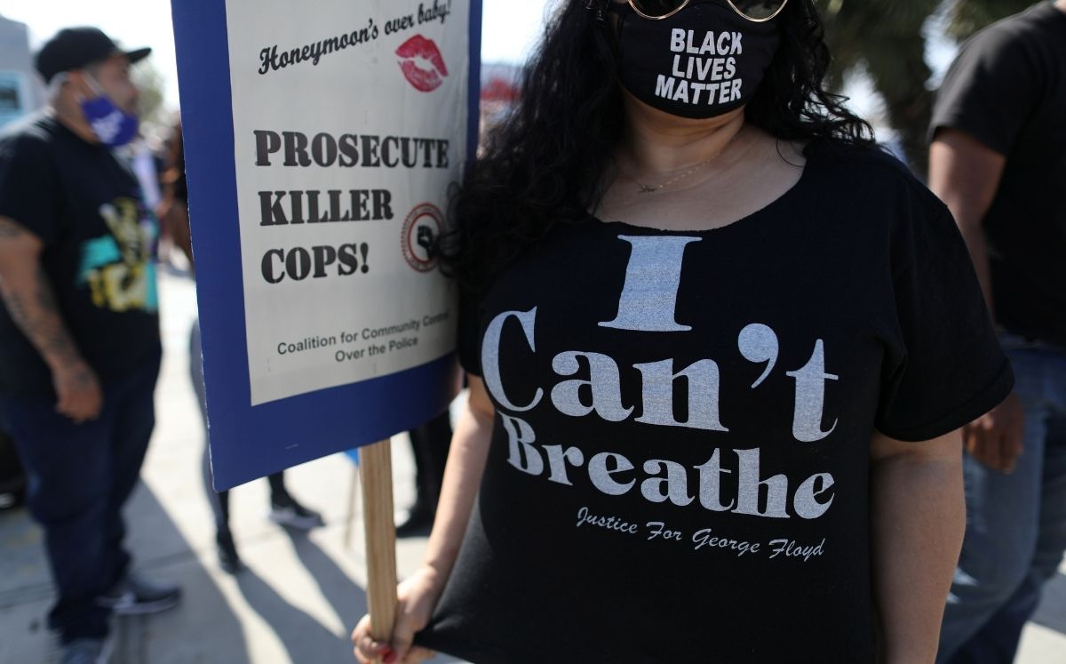 Varios portaron carteles y playeras con la frase de George Floyd: "No puedo respirar" durante la marcha en Los Ángeles, California. (REUTERS)