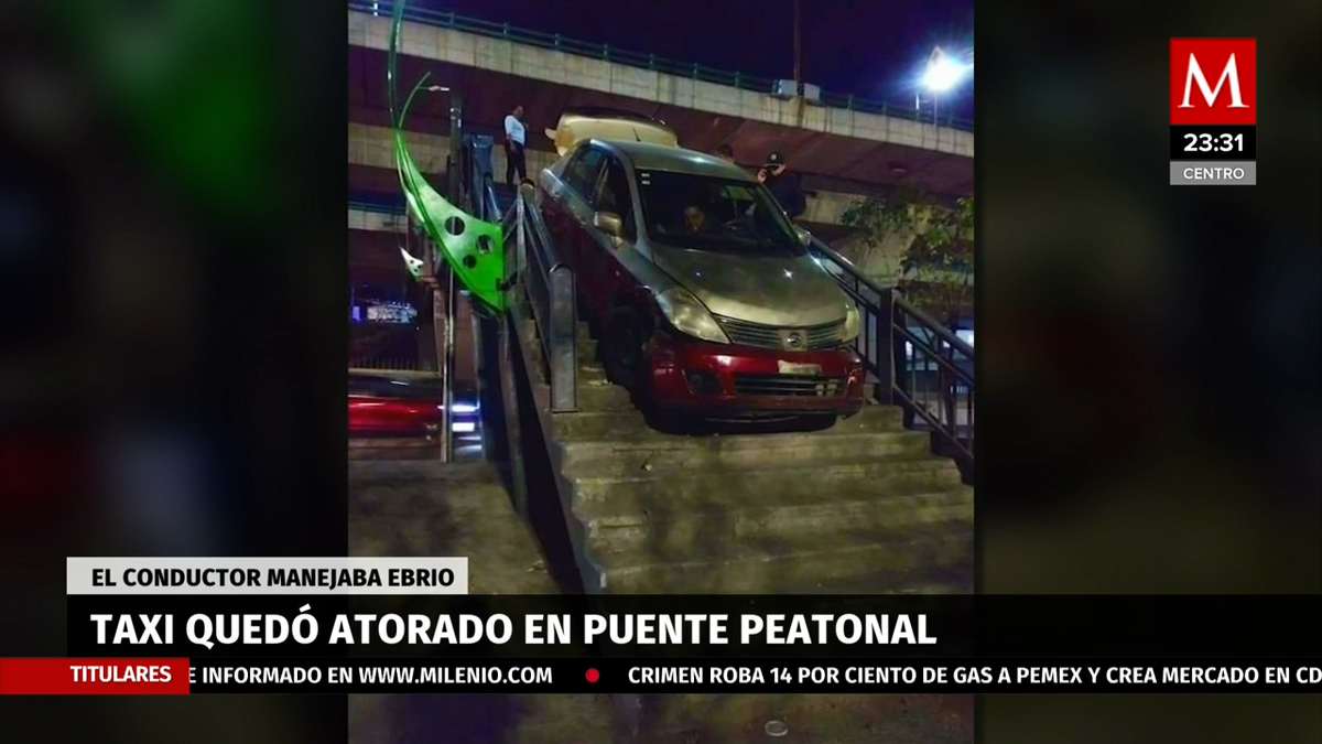 Taxista intenta cruzar con su auto por puente peatonal en Naucalpan y queda atorado