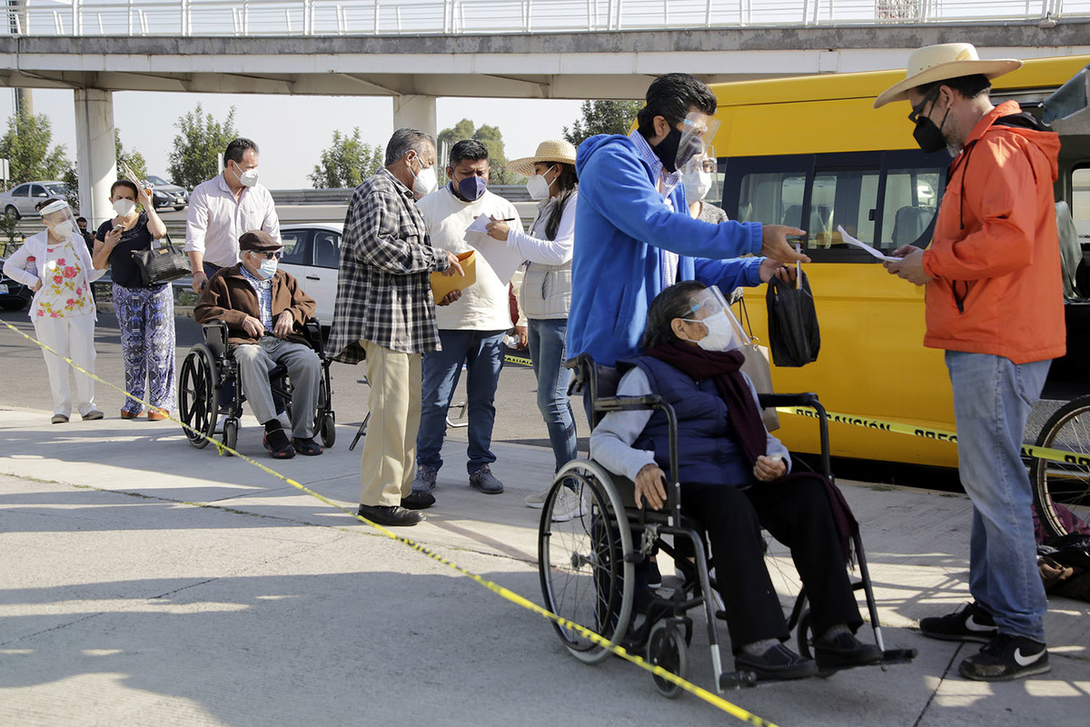 Vacunación de adultos mayores en Puebla. (Agencia Enfoque)
