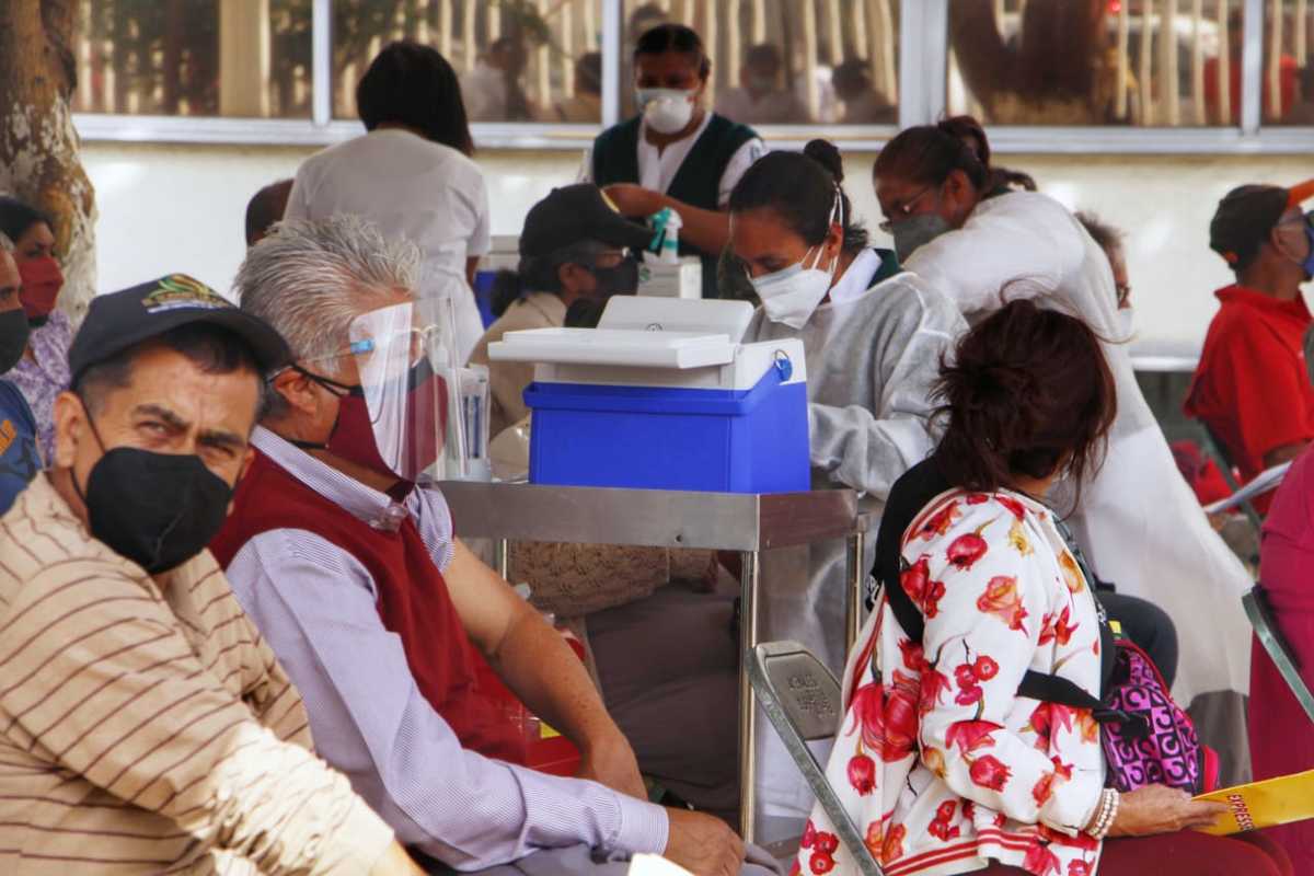 Vacunación de adultos mayores en Puebla. (Melanie Torres)
