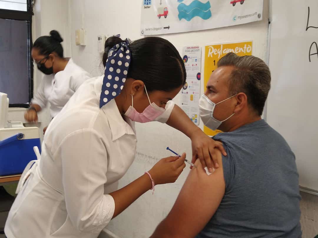 Vacunación covid a maestros en Tamaulipas