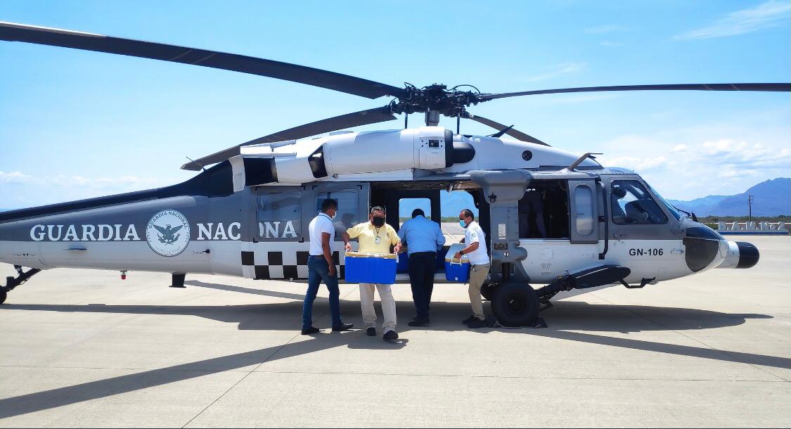 Las vacunas anticovid fueron trasladadas en un helicóptero militar. (Especial)