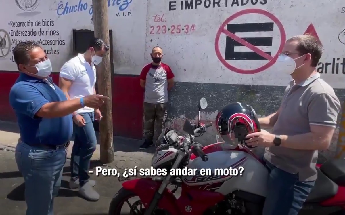 Al final del video, Ricardo Anaya presume saber andar en motocicleta. | Captura