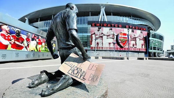 Con un cartel en el Emirates Stadium del club Arsenal, en Londres, aficionados presionan sobre la nueva liga. Andy Rain/EFE