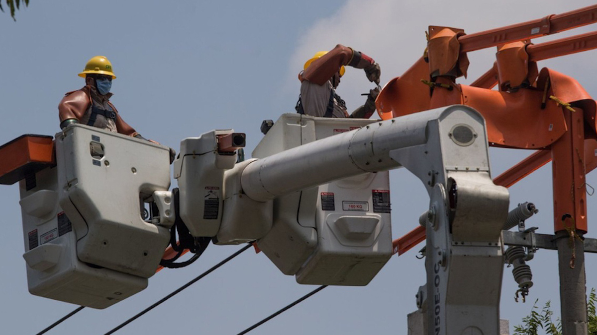 CFE restablece 91% de servicio eléctrico tras incendio en Complejo Pajaritos