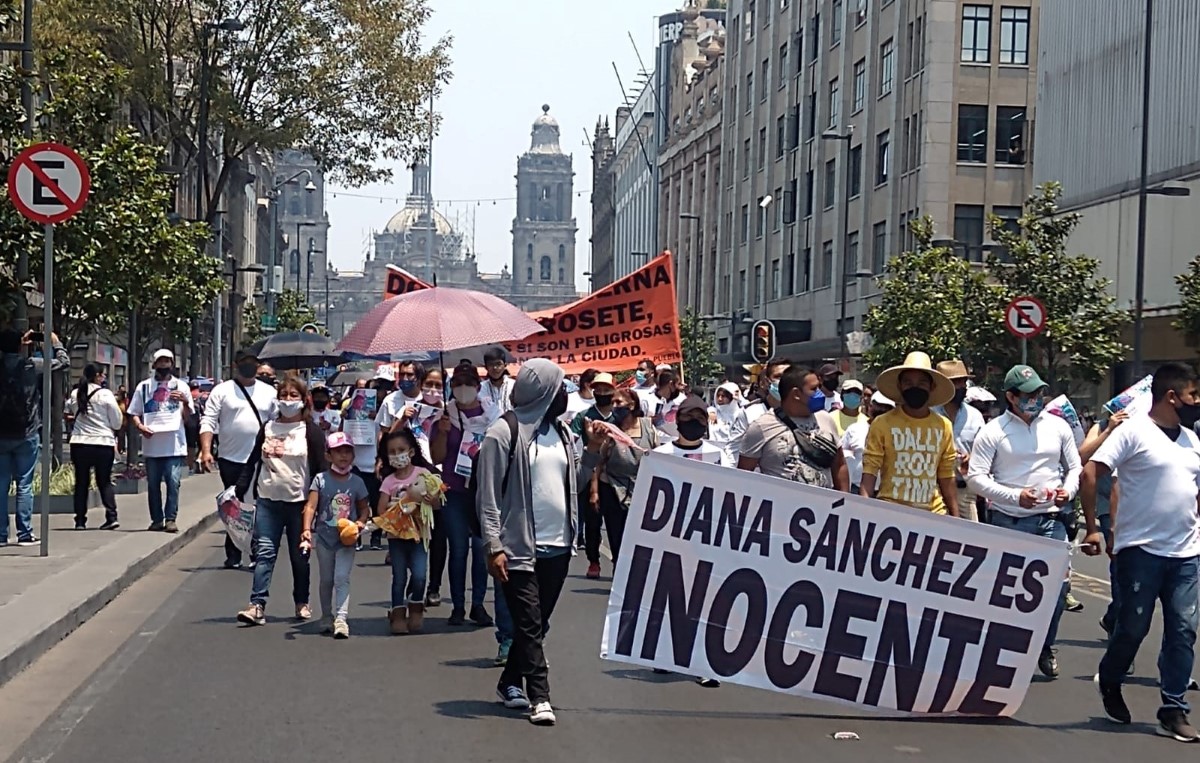 Los comerciantes piden que se le de atención médica a Diana Sánchez Barrios. | Ramón Ramírez