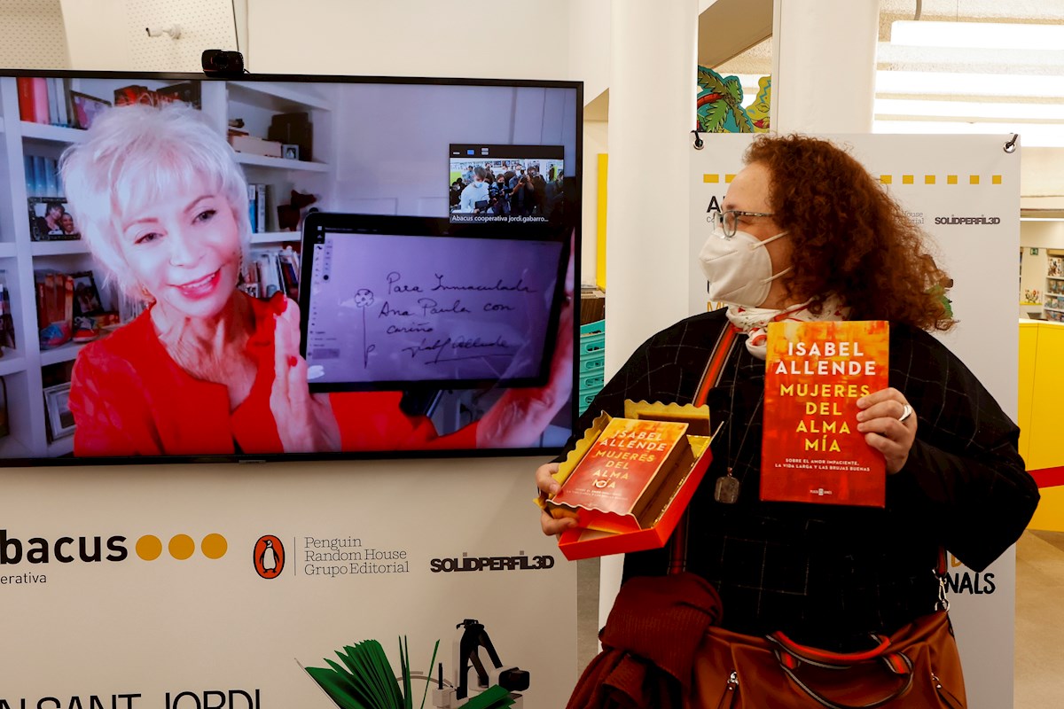 La escritora Isabel Allende en una firma de libros por la Diada de Sant Jordi. Foto: Quique García/EFE