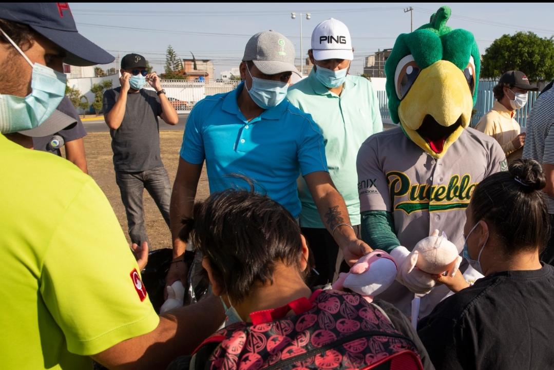 Gira de Golf Profesional entrega material escolar en Puebla- Grupo Milenio