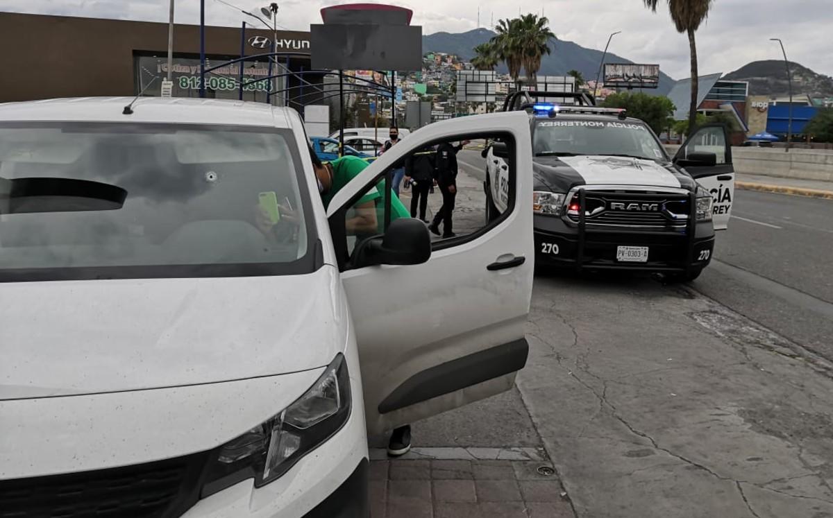 Hombre queda en medio de enfrentamiento a balazos al sur de Monterrey. Foto: Alexandra Amao.