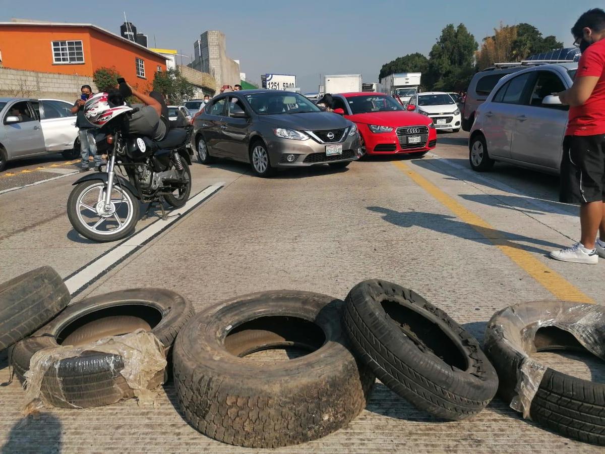 Los manifestantes mantienen cerradas las entradas a la ciudad.
