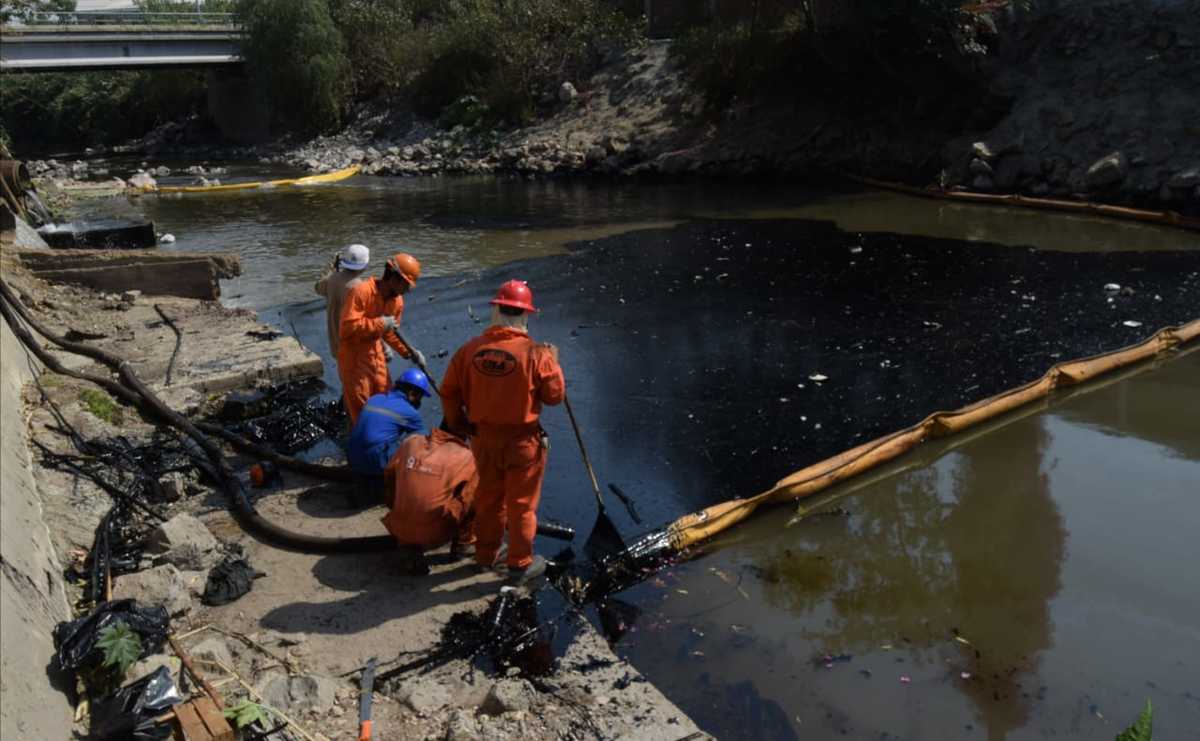Personal de Pemex intenta recuperar hidrocarburo vertido en el río Tula. (Francisco Villeda)