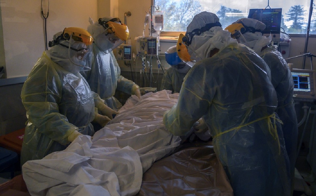 Pese que no se ha llegado a niveles de saturación, los médicos ven limitada su capacidad de asistencia. (AFP)