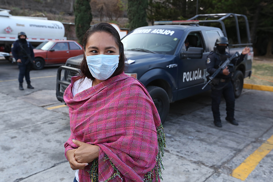 Diana Itzel Hernández, candidata a diputada local por el distrito 25 en una gasolinera de Chilpancingo. |Octavio Hoyos