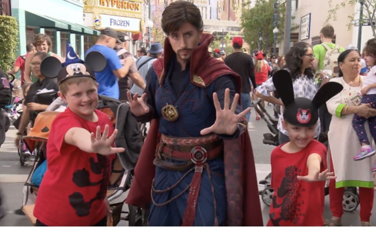 Doctor Strange posando con visitantes de Disneyland, California. (DISNEY PARKS)