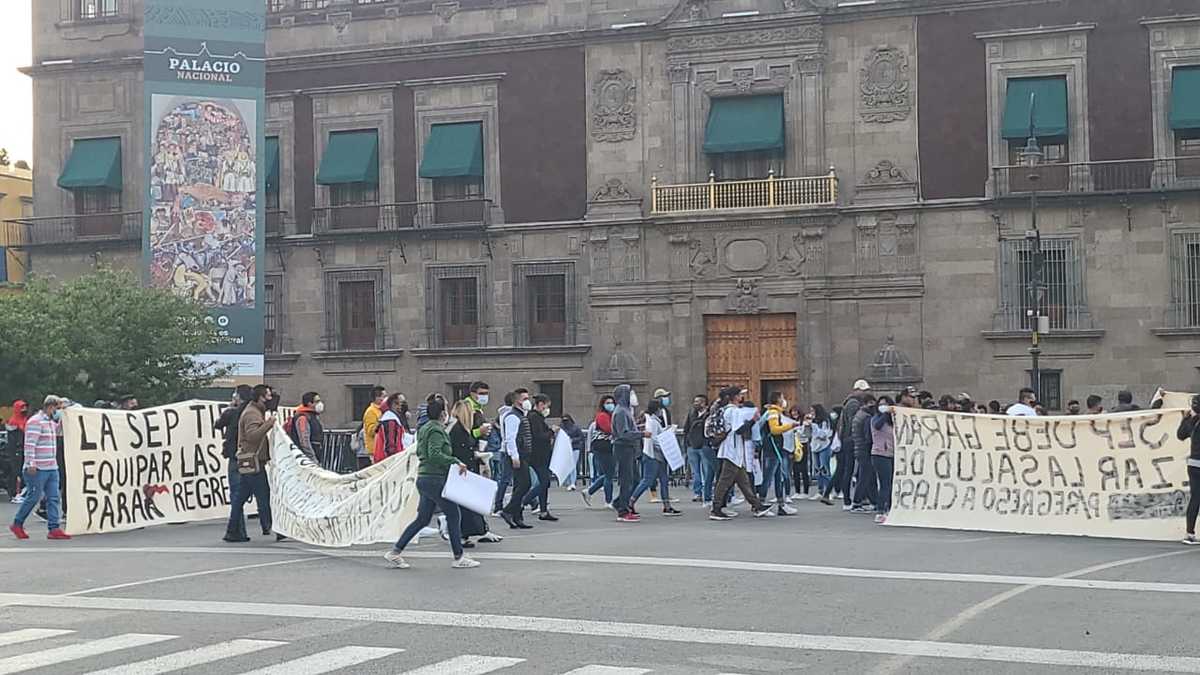 Familiares de presos del Ceferezo N. 1 de Almoloya, protestan en Palacio Nacional