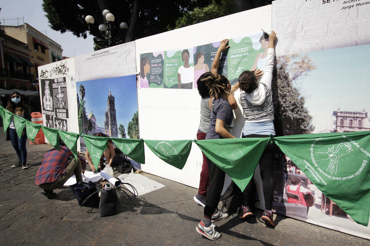 Integrantes de colectivos pro aborto, colocan calcomanías para visibilizar los puntos a favor del aborto legal. (Agencia Enfoque)