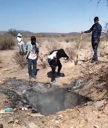 LAs activistas hallaron la fosa clandestina. Especial)