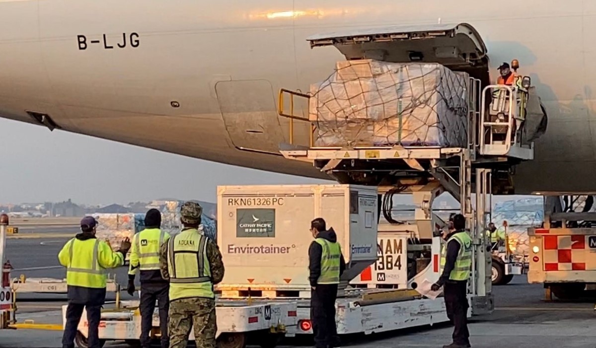 Las dosis llegaron al AICM. | Twitter SRE