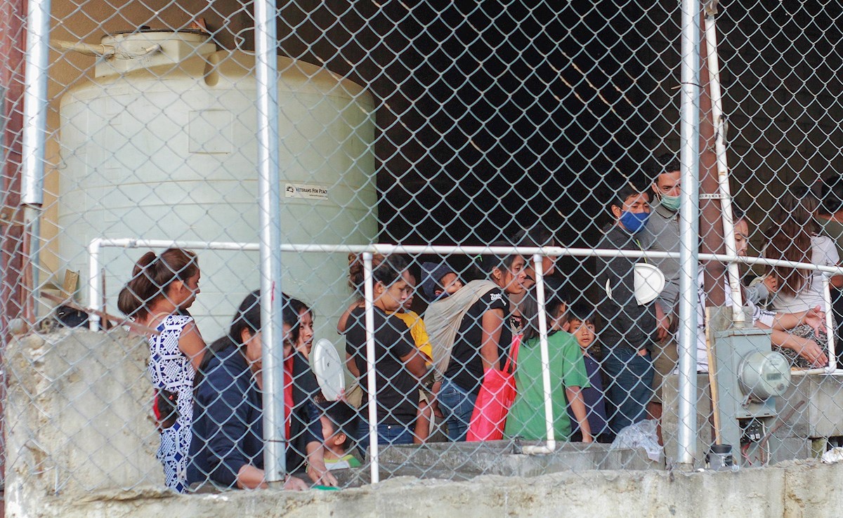 Migrantes deportados de Estados Unidos permanecen en un albergue de Tijuana, Baja California. Foto: Joebeth Terríquez/EFE