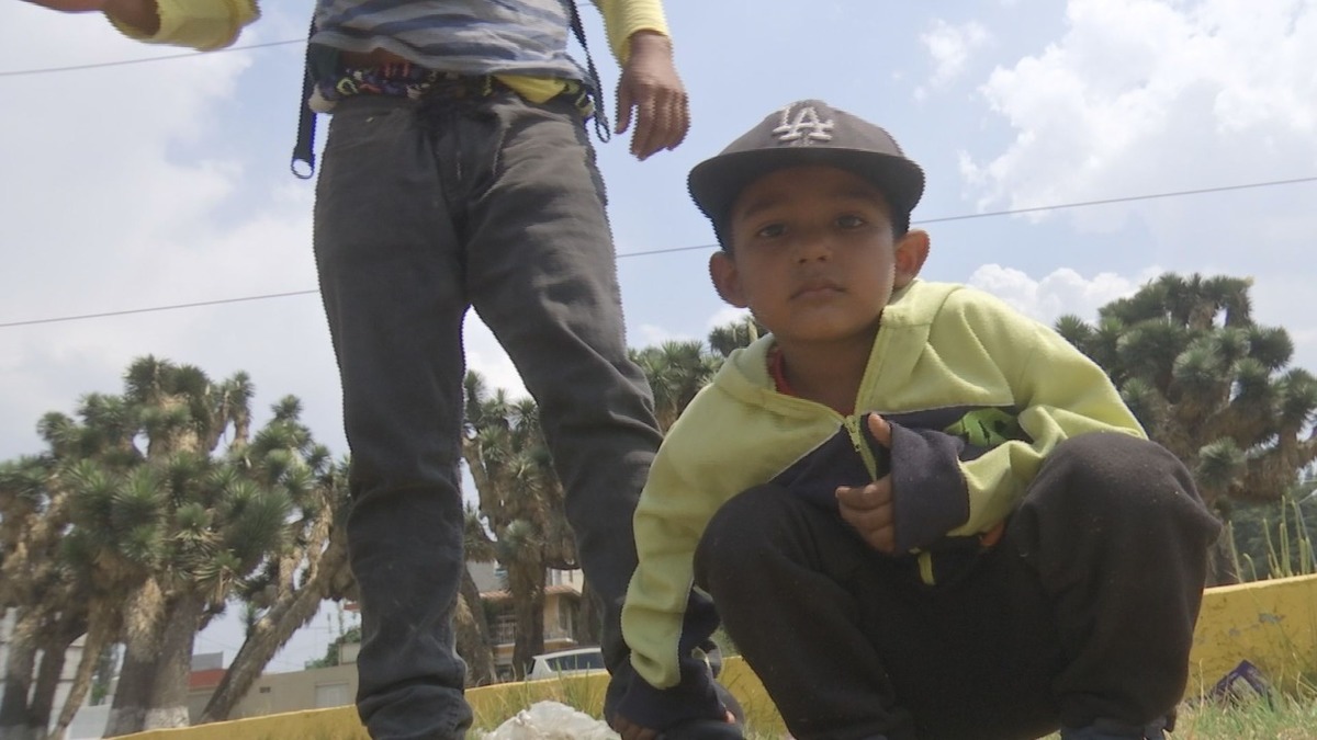 Milton lleva a su pequeño hijo moisés de 6 años. (Abraham Reza)
