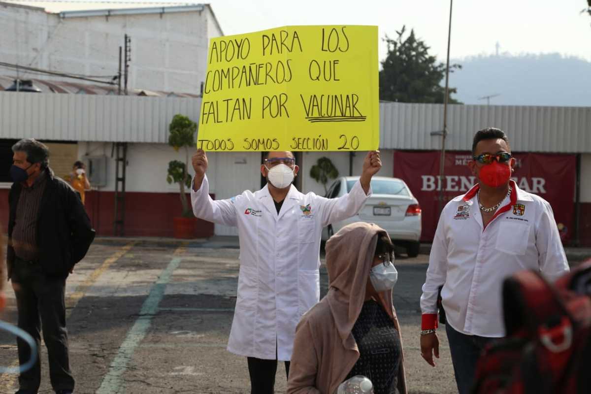 Personal médico protestó en varios puntos de Hidalgo para exigir que se respete el esquema de vacunación. (Jorge Sánchez)