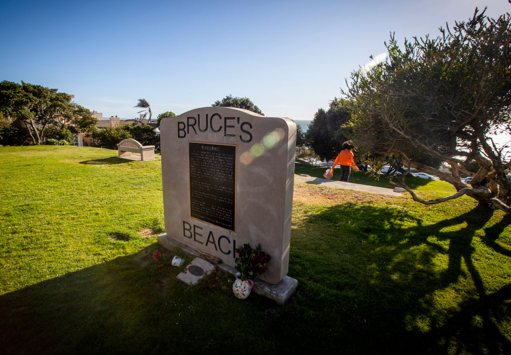La placa de Bruce's Beach indica la propieda real de una familia afroamericana despojada de sus bienes. Foto: Allen J. Schaben/Getty Images