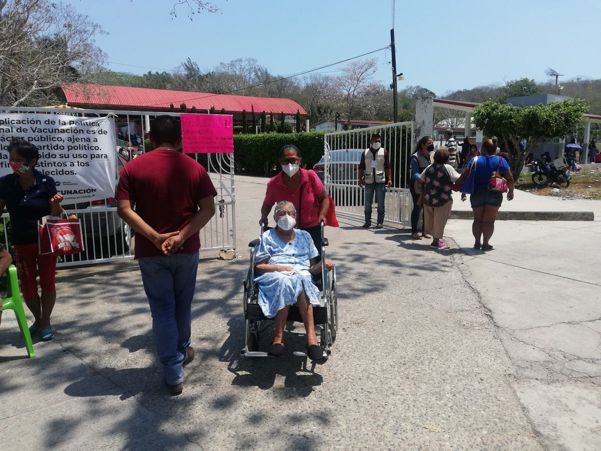 Vacunan a adultos mayores de 60 años en Pueblo Viejo