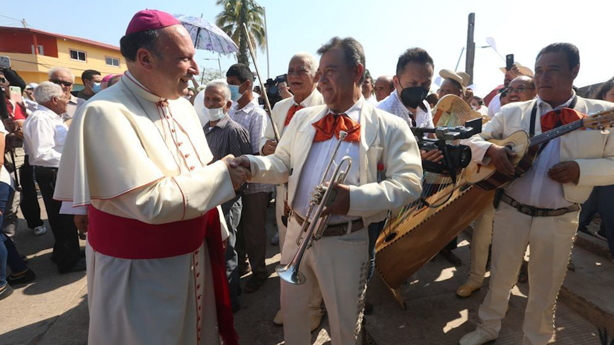 Aguililla. Con mariachis, reciben a nuncio Franco Coppola