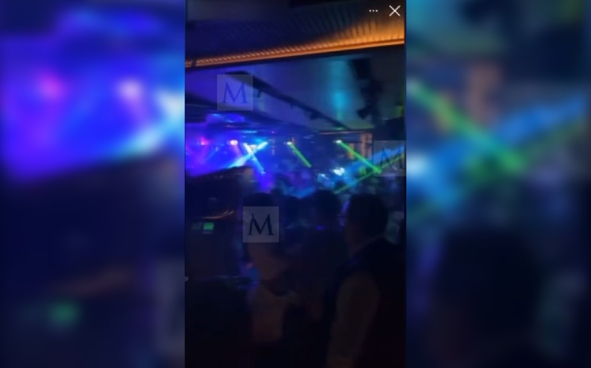 En el bar se pueden observar a personas que no acatan las medidas sanitarias. (Captura)