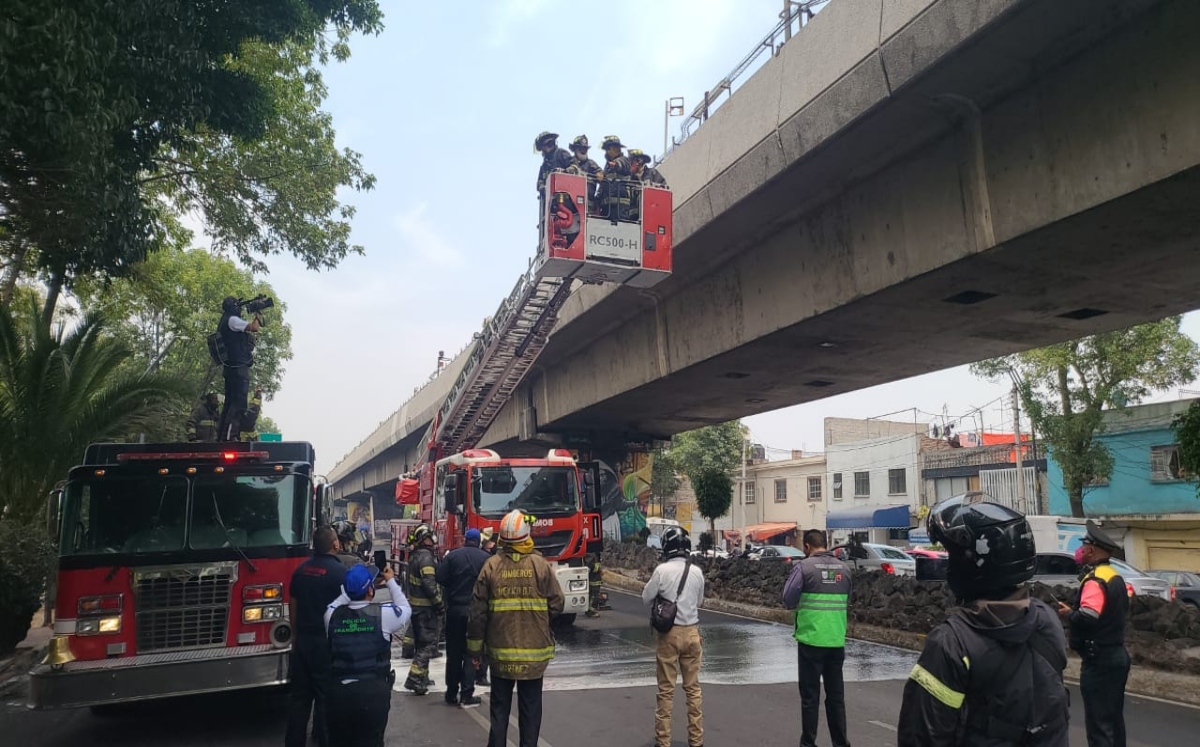 Corto circuito provoca incendio en vías de Línea 4 del Metro. (Especial)