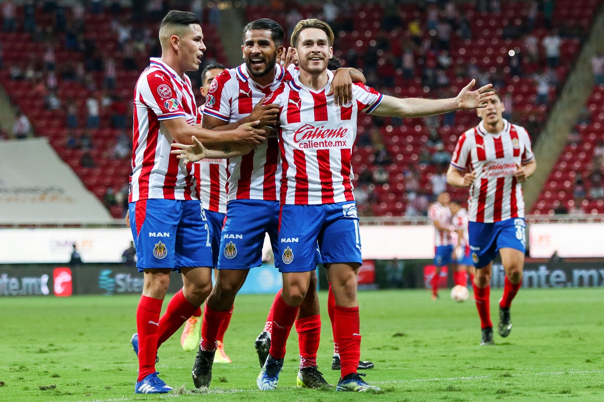 Jugadores de Chivas en festejo durante el Guardianes 2021 (Imago7)