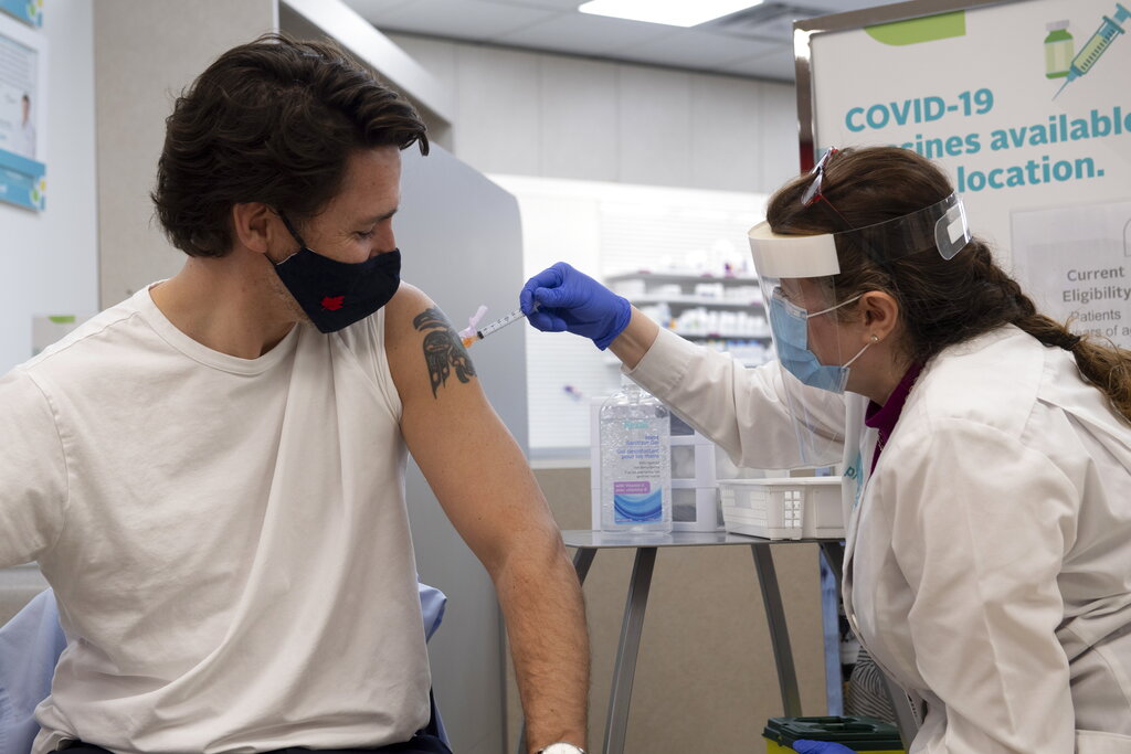 El primer ministro de Canadá, Justin Trudeau, recibiendo la primera dosis de la vacuna de AstraZeneca. (AP)