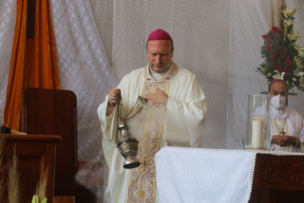 El nuncio Franco Coppola inició con la misa alrededor del mediodía. (Jorge Carballo)