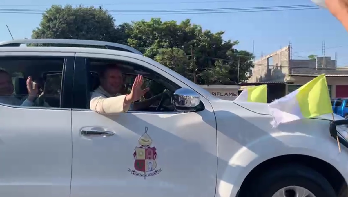 El nuncio Franco Coppola viajó hacia Aguililla en una camioneta color blanco. (José Antonio Belmont)