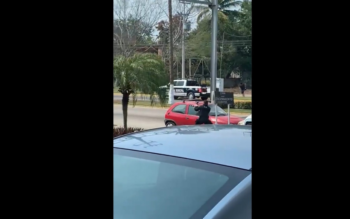 Policías municipales se resguardan detrás de una patrulla. (Captura de pantalla)