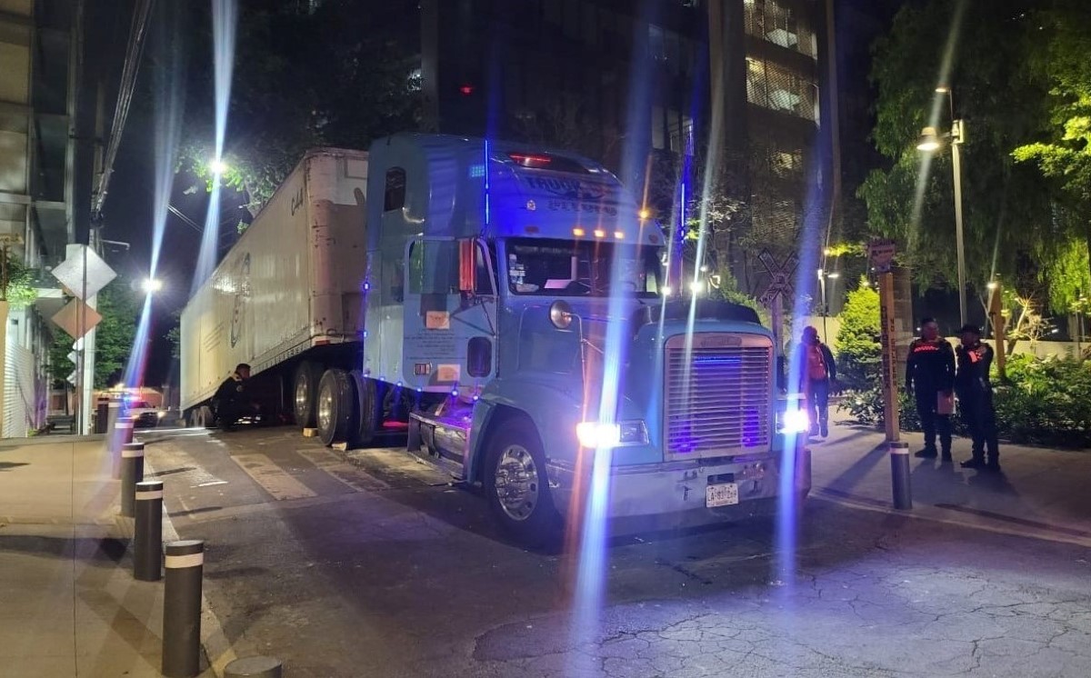 El tráiler se quedó varado al intentar cruzar Ferrocarril de Cuernavaca. | Ramón Ramírez